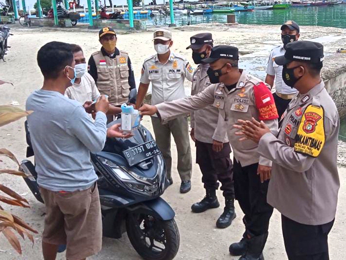  Warga di 8 Pulau Diberikan Himbauan ProKes dan Dibagikan 1.200 Masker Oleh Polres Kep Seribu