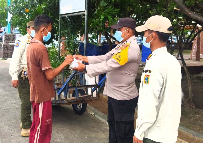 Bagikan 1.100 Masker ke Warga, Polres Kep Seribu Sampaikan Himbauan ProKes