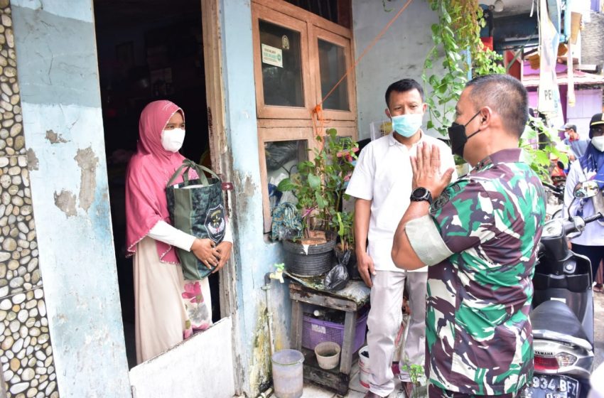  Pangdam Jaya di Kelurahan Kampung Rawa, Serahkan Langsung Sembako Pada warga Isolasi Mandiri