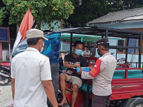  Terus Tekan Sebaran Omicron, Polres Kep Seribu Bagikan 1.300 Masker ke Warga dan Sampaikan Himbauan ProKes