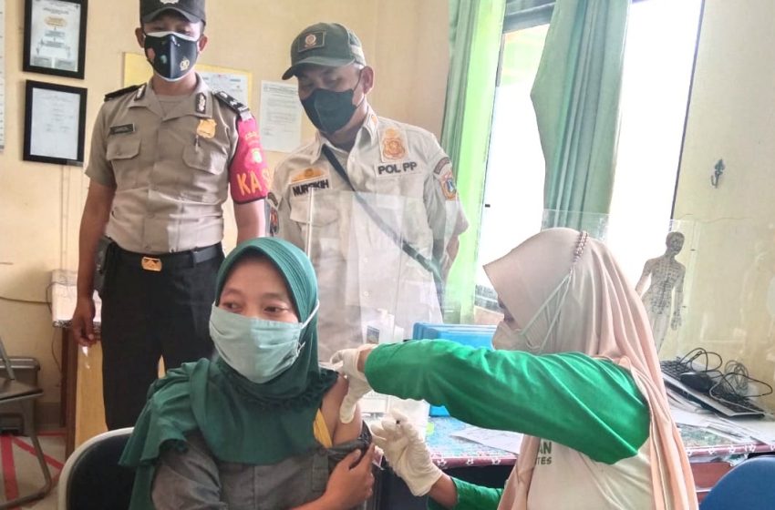  Polsek Kep Seribu Utara Bersama Puskesmas Setempat Gelar Vaksinasi Dosis 3 di Pulau Kelapa