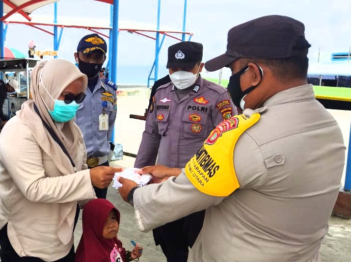  Warga di 8 Pulau Diimbau Taat ProKes dan Dibagikan 1.000 Masker Oleh Polres Kep Seribu