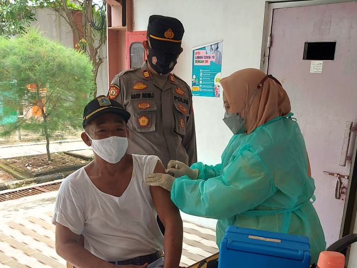  Kapolsek Kep Seribu Utara Tinjau Giat Vaksinasi Booster di Pulau Kelapa