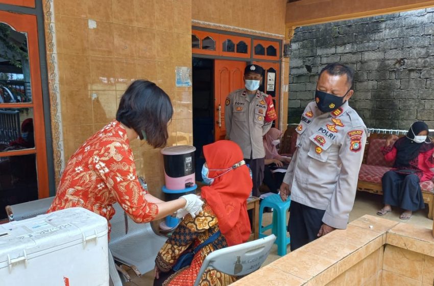 Kapolsek Kep Seribu Selatan Tinjau Langsung Giat Vaksinasi Booster di Pulau Tidung