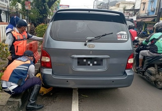  Dishub Kota Depok Tindak Pengendara Nekat Memarkir Mobil dan Motor di Trotoar Jalan Protokol