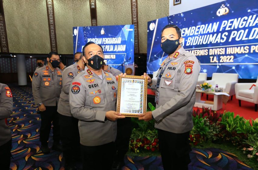  Bid Humas Polda Metro Jaya Raih Peringkat Satu dan Menerima Piagam Penghargaan