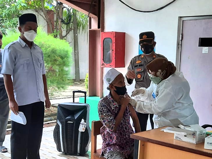  Maksimalkan Capaian Vaksinasi Dosis 3, Polsek Kep Seribu Utara Gelar Suntik Vaksin di Pulau Kelapa