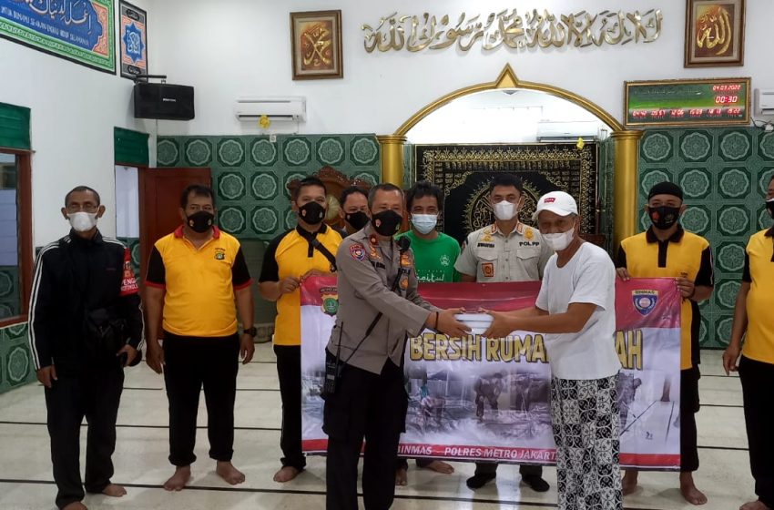  Binmas Polres Metro Jakpus Laksanakan Giat Jum’at Bersih Rumah Ibadah Masjid