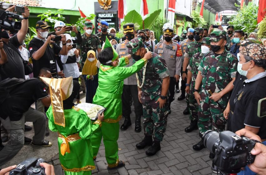  Warga Kampung Pancasila Sambut Kunjungan Pangdam Jaya