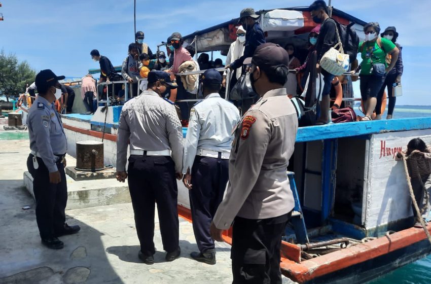  Ketatkan ProKes, Polsek Kep Seribu Utara Wajibkan 614 Penumpang Kapal Baru Tiba Scan PeduliLindungi