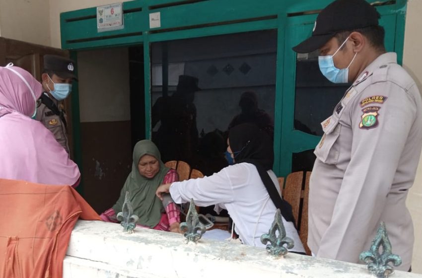  Polsek Kep Seribu Selatan Serentak Gelar Suntik Vaksin Booster Door to Door di 4 Pulau