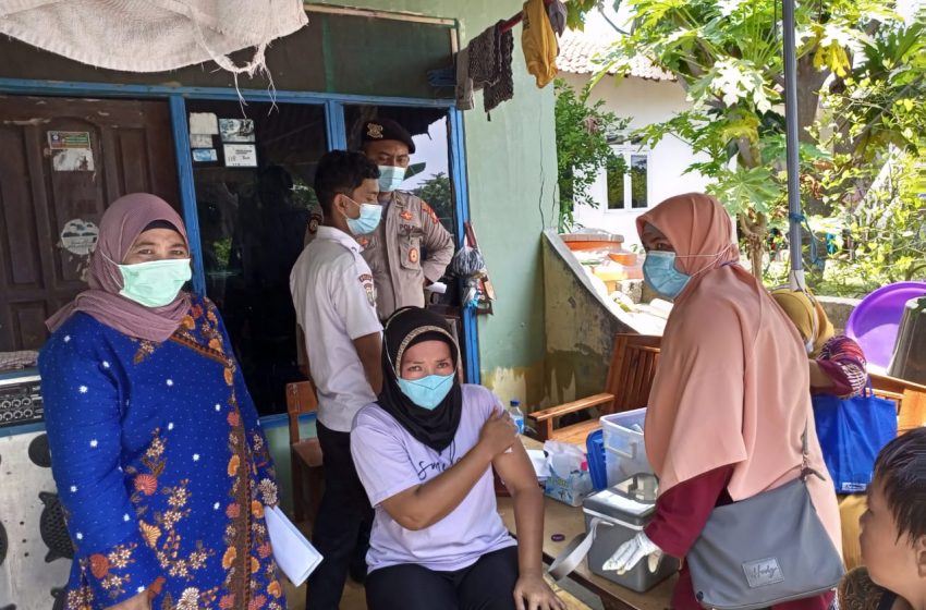  Gelar Vaksinasi Booster di 4 Pulau, Polsek Kep Seribu Utara Sambangi Warga Secara Door to Door