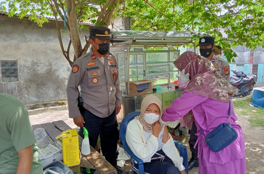  Gelar Vaksinasi Bosster, Kapolsek Kep Seribu Selatan Sambangi Rumah Warga 
