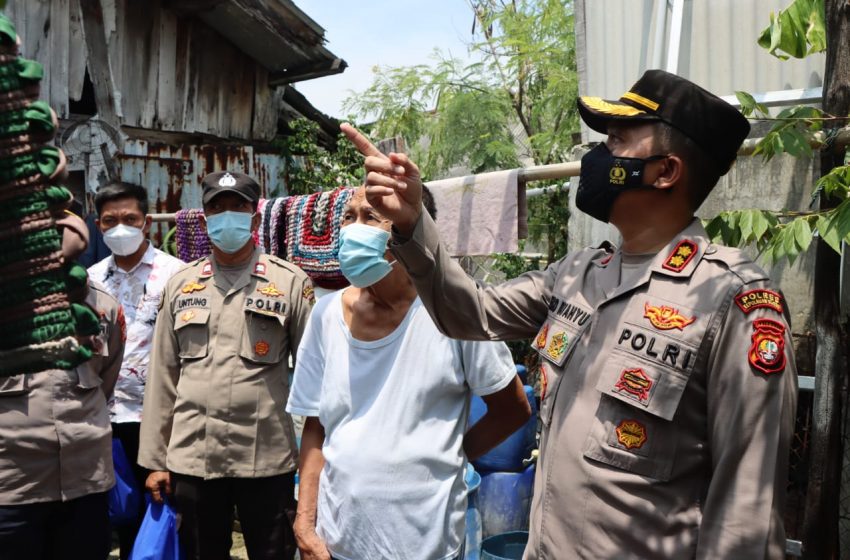  Kunjungi Korban Bencana Angin Puting Beliung di Pulau Kelapa, Kapolres Kep Seribu Bagikan Sembako