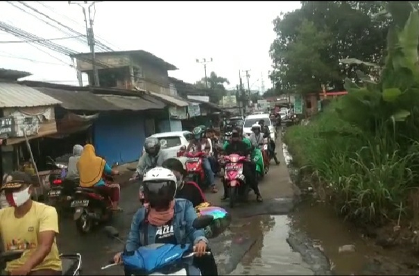  Saat Hujan Genangan Air Terus Terjadi di Jalan Pengasinan Sawangan Depok