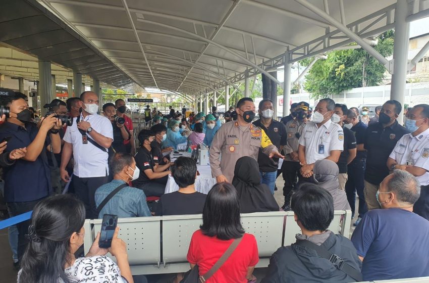  Kapolda Metro Jaya Buka Gerai Vaksin di Terminal Pulo Gadung