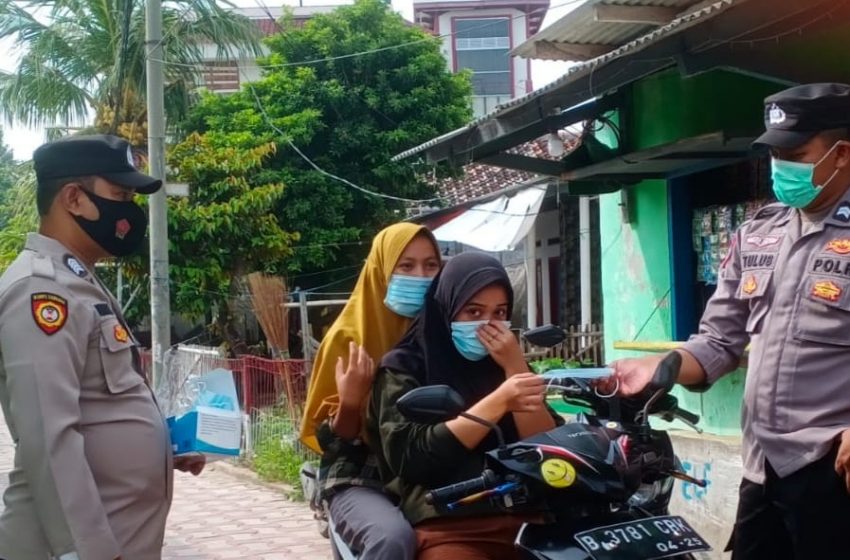  Imbau Taat ProKes, Polres Kep Seribu Bagikan 900 Masker ke Warganya
