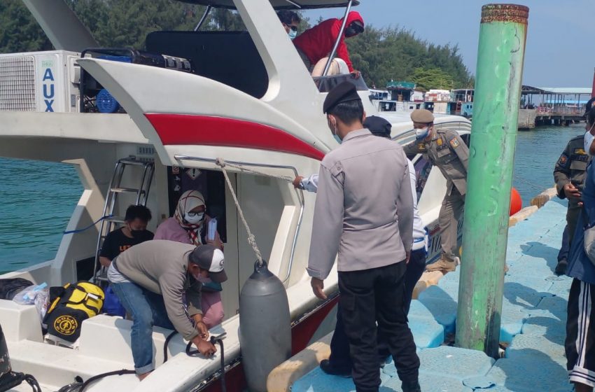  Polsek Kep Seribu Selatan Ketatkan ProKes dan Wajibkan 185 Penumpang Kapal Tiba Scan PeduliLindungi