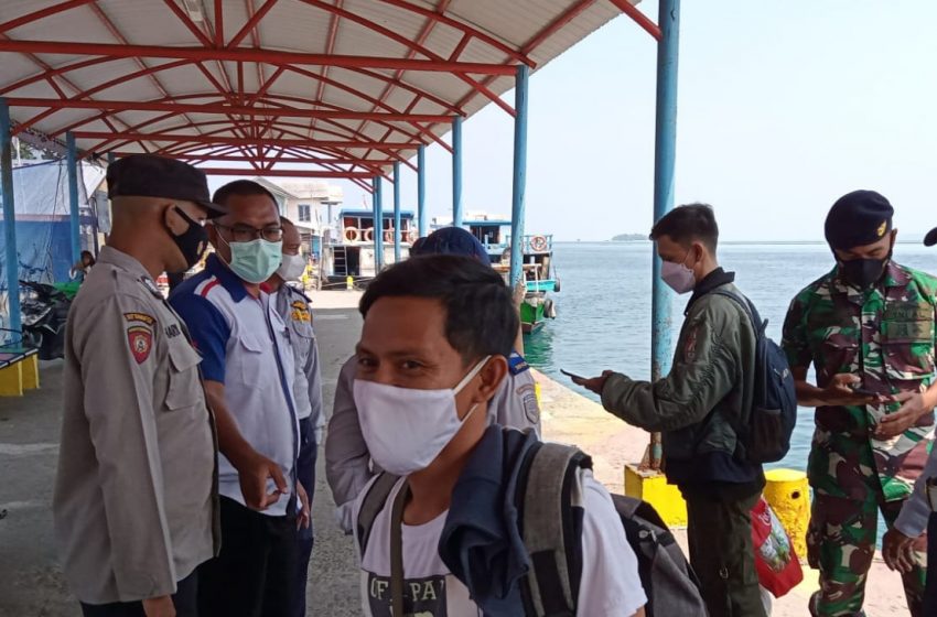  Polsek Kep Seribu Utara Ketatkan ProKes dan Wajibkan 122 Penumpang Kapal Tiba Scan PeduliLindungi