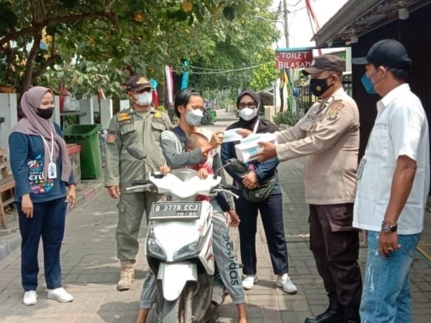  Imbau Taat ProKes, Polres Kep Seribu Bagikan 900 Masker ke Warga