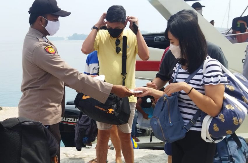  Polsek Kep Seribu Utara Ketatkan ProKes dan Wajibkan 250 Penumpang Kapal Tiba Scan PeduliLindungi