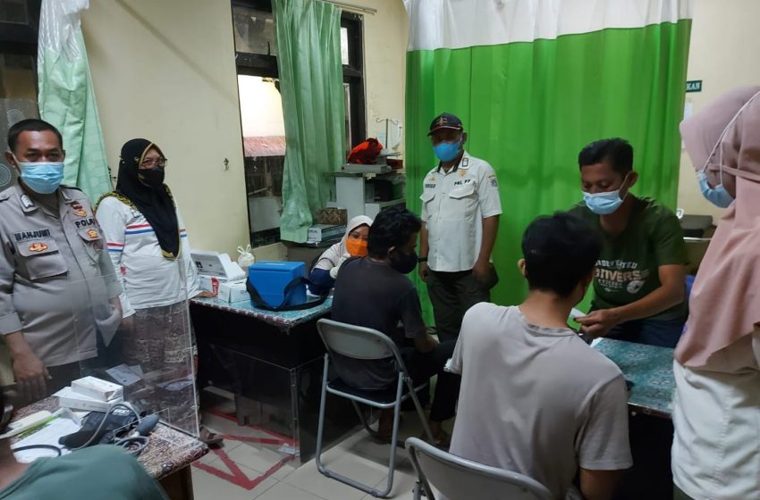  Polsek Kep Seribu Utara Gelar Vaksinasi Booster Ramadhan di Pulau Kelapa