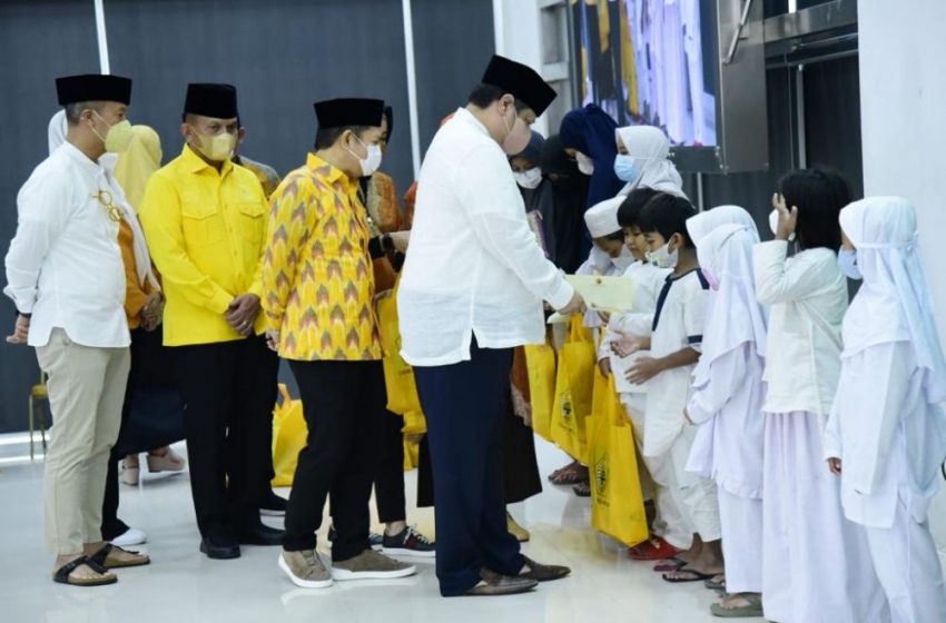 Santuni Anak Yatim  Saat Ramadhan di Acara MKGR, Airlangga Didoakan Jadi Presiden 2024