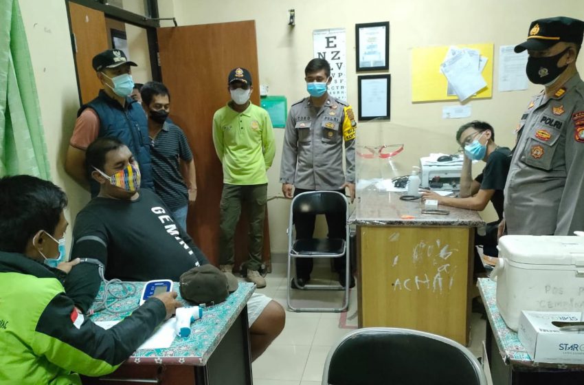 Tinjau Giat Vaksinasi Booster Ramadhan di Pulau Kelapa, Kapolsek Kep Seribu Utara Beri Semangat Peserta Vaksin