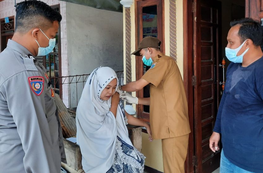  Bantu Warga Peserta Vaksin Booster Ramadhan, Polsek Kep Seribu Selatan Adakan Suntik Vaksin di Tempat secara Door to Door