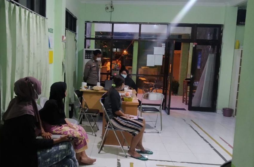  Warga Antusias Datangi Gerai Vaksinasi Booster Ramadhan Polsek Kep Seribu Utara di Pulau Panggang