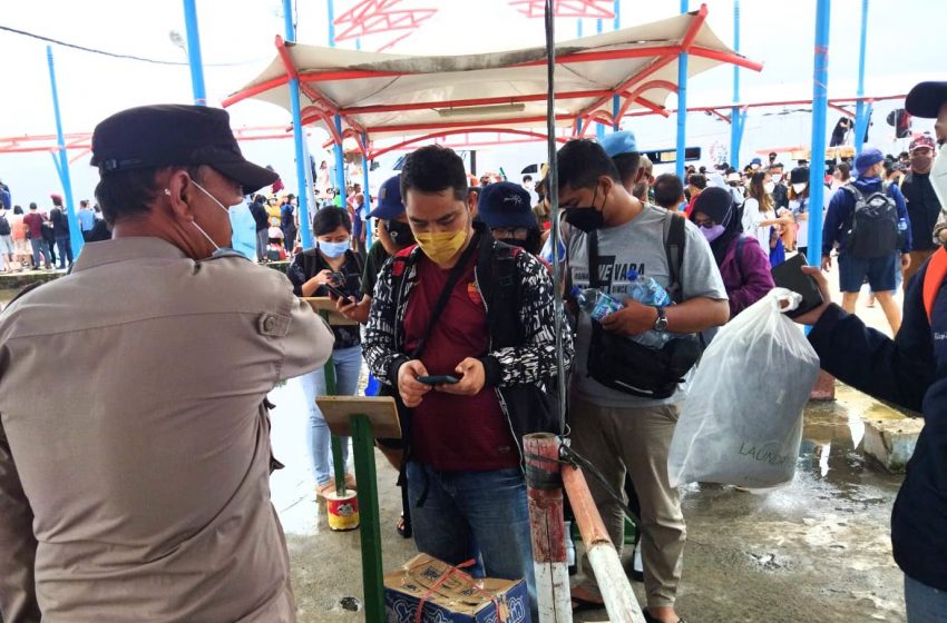  445 Wisatawan diminta Taat ProKes dan Scan PeduliLindungi oleh Personel Pospam Pulau Harapan
