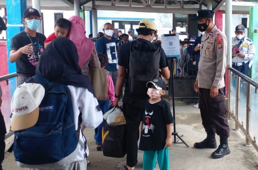  Tinggalkan Pulau Tidung Seusai Liburan, Pospam Ops Ketupat Jaya-2022 Ingatkan 863 Wisatawan Jalani Scan Chek Out PeduliLindungi