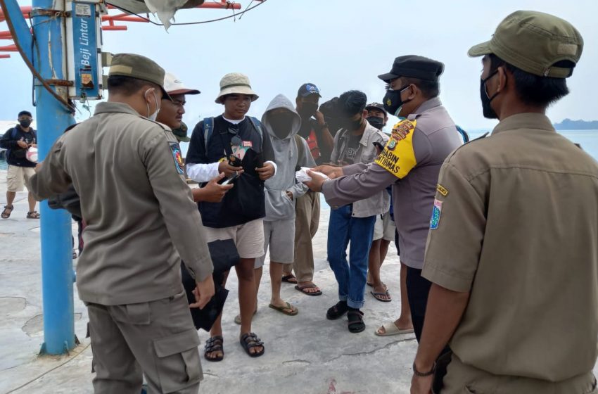  Cegah COVID-19 Polres Kep Seribu Bagikan 900 Masker ke Warga di 8 Pulau