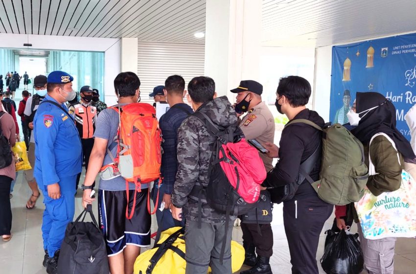  Polres Kep Seribu Ketatkan Proskes 660 Wisatawan ke Pulau Melalui Pelabuhan Kaliadem