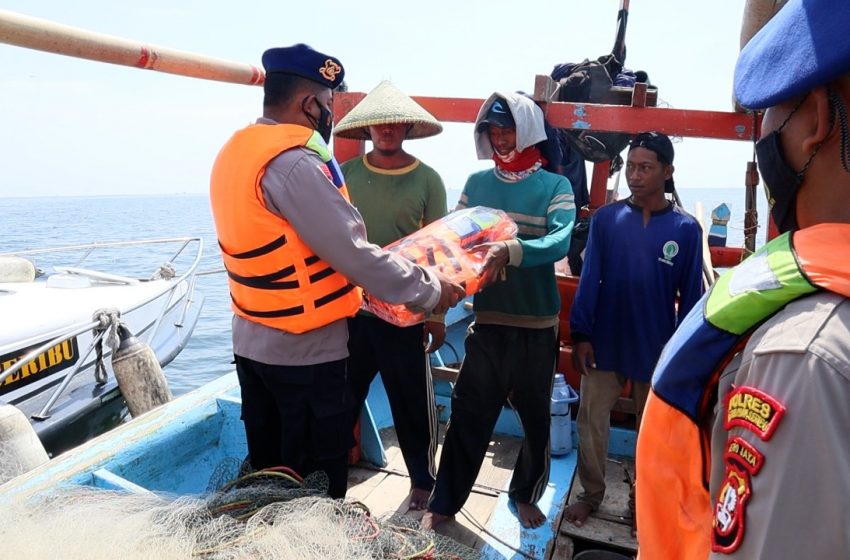  Sat Polairud Polres Kep Seribu Sampaikan Imbauan Keselamatan Berlayar dan Bagikan Life Jacket ke Nelayan