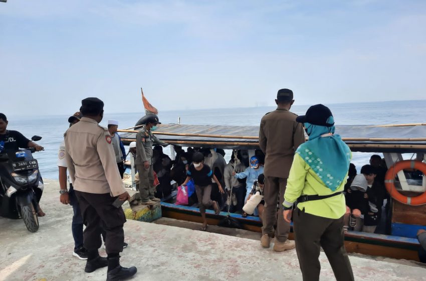  Terus Gelar Pengawasan ProKes, Polsek Kep Seribu Selatan Tempatkan Personel di 4 Dermaga Kedatangan Pulau Permukiman