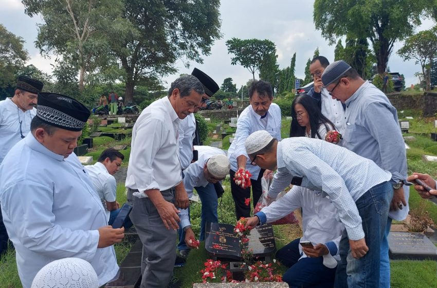  Kenang Tokoh Pendiri K.A.I, Pengurus DPP Melaksanakan Ziarah Ke Makam Adnan Buyung Nasution