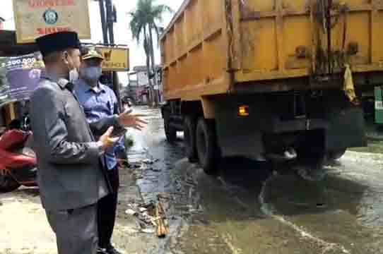  Tinjau Jalan Rusak di Kecamatan Pancoranmas, Wakil Ketua Komisi C DPRD Minta Pemkot Segera Perbaiki