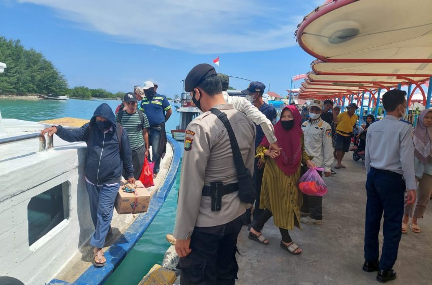  Ketatkan ProKes, Polsek Kep Seribu Utara Tempatkan Personel di 4 Dermaga Pulau Permukiman
