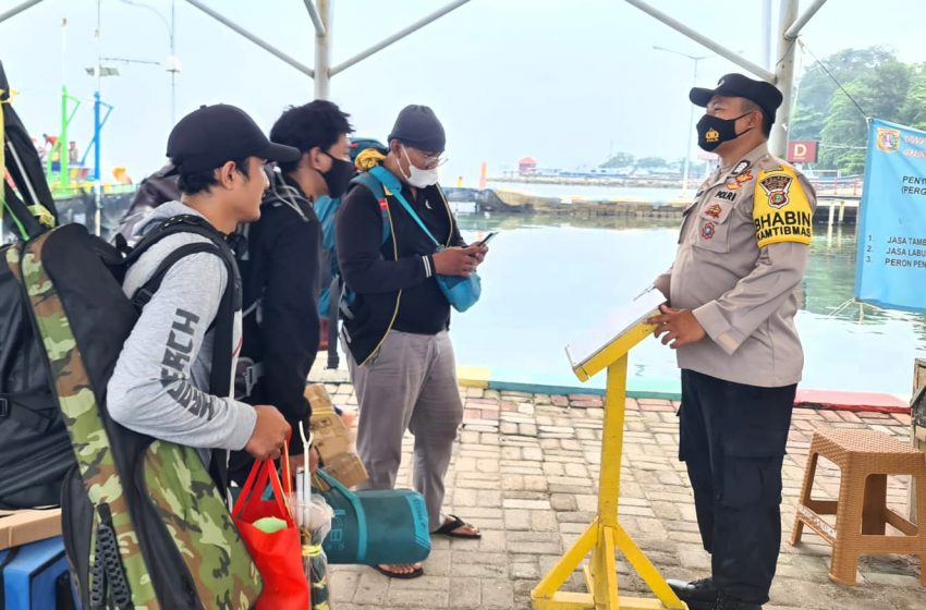  Polsek Kep Seribu Utara Gelar Pengawasan ProKes di 4 Dermaga Kedatangan dan Wajibkan 183 Wisatawan Scan PeduliLindungi