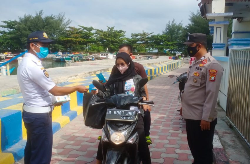  Terus Sampaikan Imbauan ProKes, Polres Kep Seribu Bagikan 350 Masker ke Warga