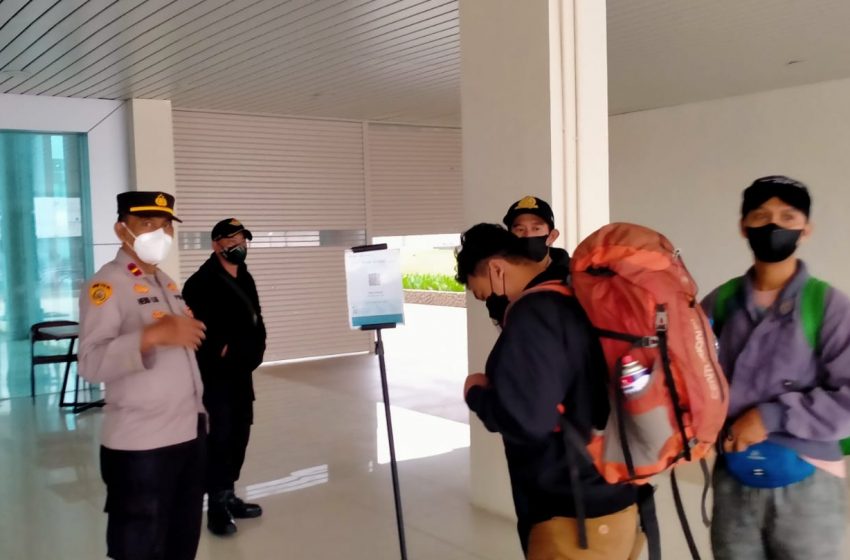  Polres Kep Seribu Gelar Pengawasan ProKes dan Wajibkan 302 Wisatawan ke Pulau Scan PeduliLindungi di Pelabuhan Kaliadem
