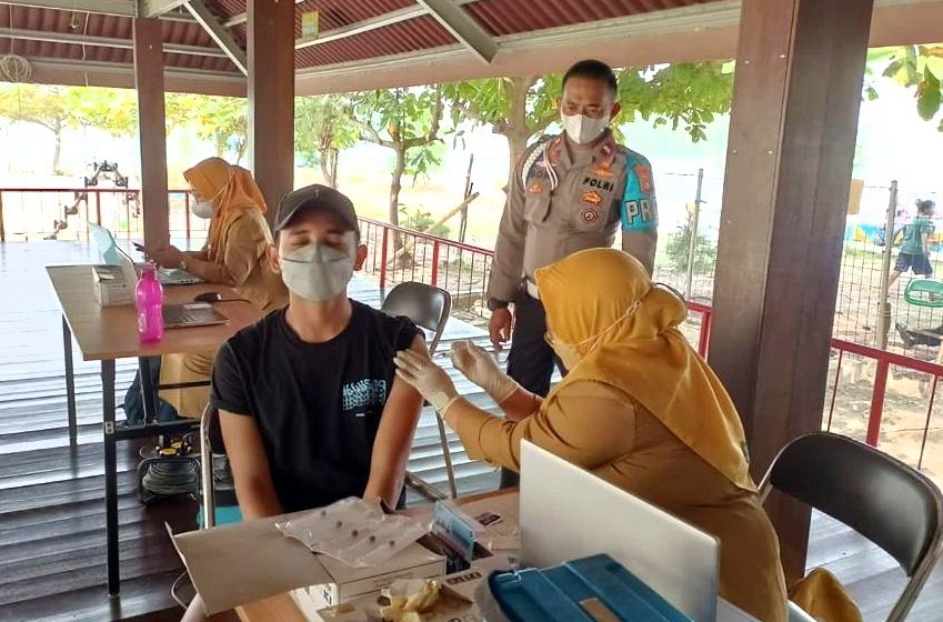  Gelar Vaksinasi Booster Hari Bhayangkara Ke – 76 di Pulau Kelapa, Polsek Kep Seribu Utara Ajak Warga Lengkapi Vaksin