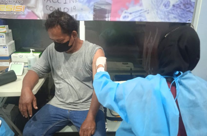  Polres Kep Seribu Terus Gelar Vaksinasi Booster Bhayangkara Ke-76, Suntik Puluhan Warga