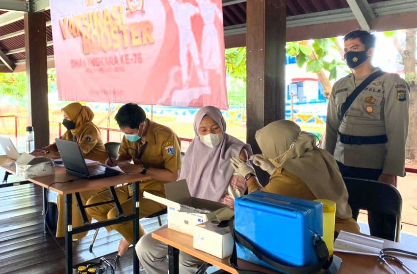  Polsek Kep Seribu Utara Setiap Hari Terus Gelar Vaksinasi Booster Bhayangkara Ke-76 di Pulau Kelapa