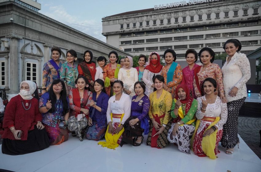  Lestarikan Budaya Berkebaya Melalui Parade Kebaya Nasional Perempuan Semarang