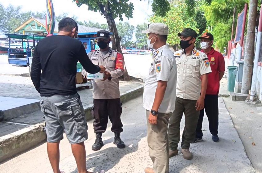  Sampaikan Imbauan ProKes, Polres Kep Seribu Bagikan 350 Masker ke Warga