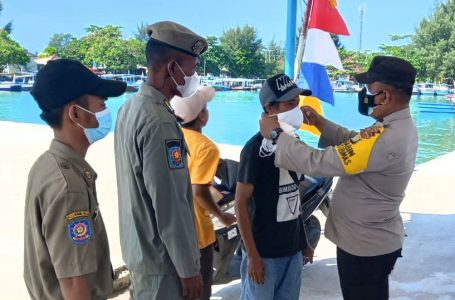 Sampaikan Imbauan Taat ProKes, Polres Kep Seribu Bagikan 350 Masker ke Warga