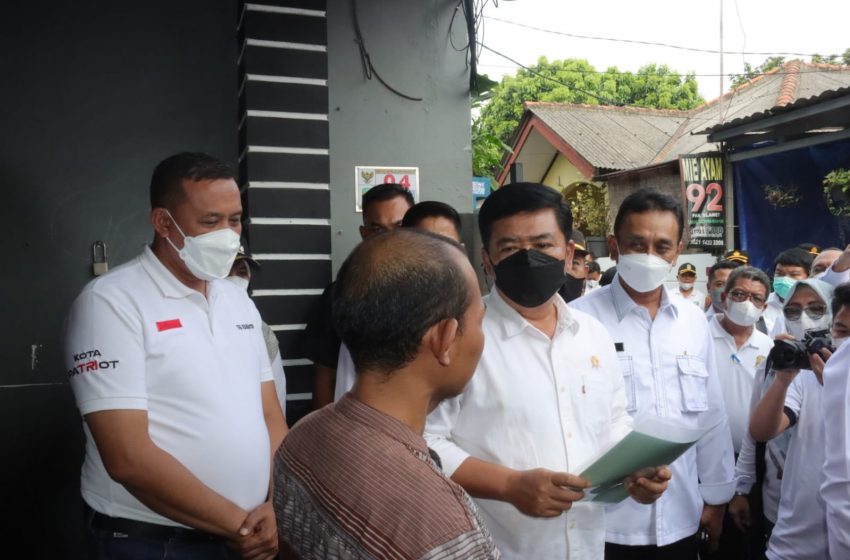  Menteri ATR/BPN Bagikan Sertifikat Tanah PTSL ke Warga Jatisampurna