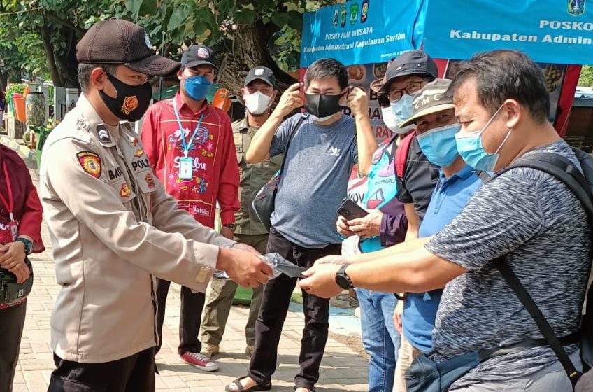  Bagikan 350 Masker ke Warga, Polres Kep Seribu Terus Sampaikan Imbauan Taat Prokes